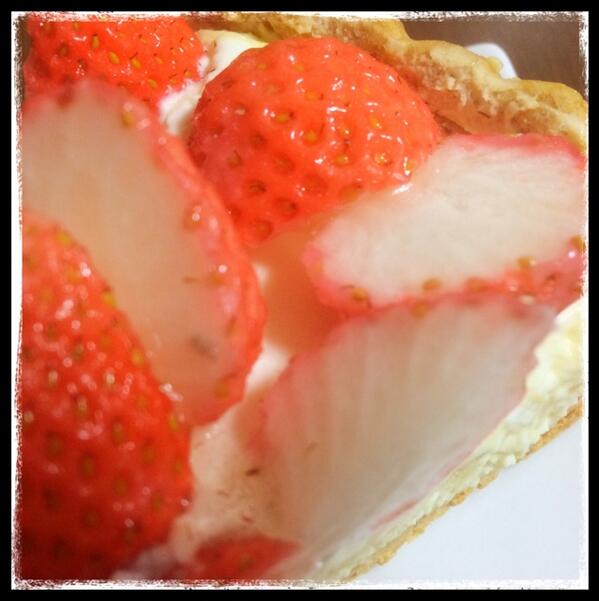 teanaka's tweet photo. こんな時間にタルト食う http://t.co/EULEzxGFHm