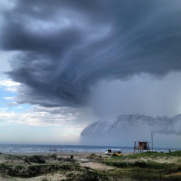 neimanique's tweet image. @metsul @Climaterra Pintura de foto: Balneário Rincão agora à tarde. By Karina Manarin (@kamanarin).