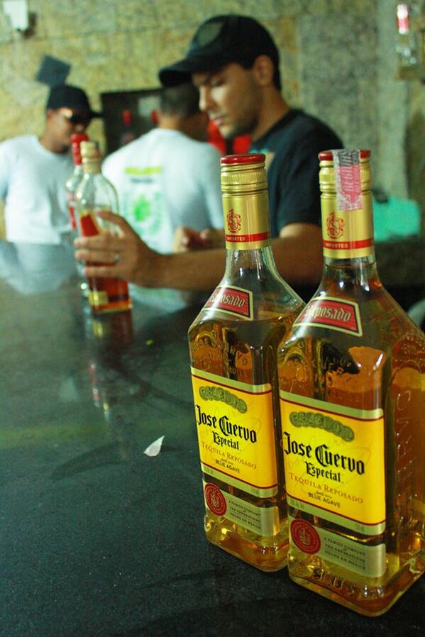 vacilajuntoo's tweet photo. aloooooooooo mulheradaaaaaaaaaaaaaa

a tequila é liberada para vcs até 17h, então cheguem cedo!!! http://t.co/XlE4s3tfdo