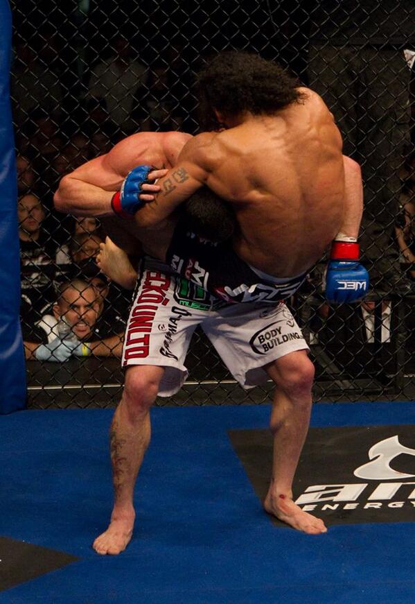 UFC_'s tweet photo. http://t.co/DngxlkLS07