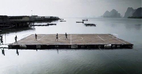MotivacionesF's tweet photo. El fútbol se juega donde sea... http://t.co/waVAOaTGAa