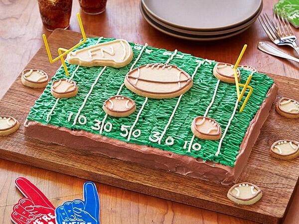 FoodNetwork's tweet photo. Recipe of the Day: Game-Day Chocolate Cake, complete with fluffy, green icing http://t.co/h9Hbl3HAC0. #BigGame http://t.co/USyMSvFGVu