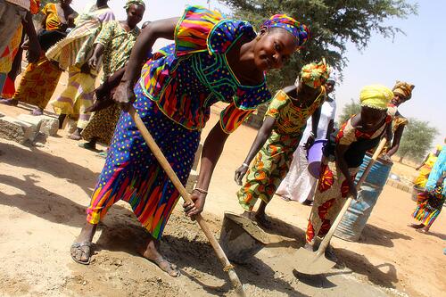 Rural #women in #Senegal breaking gender boundaries by mixing concrete with #buildon.  #genderequality