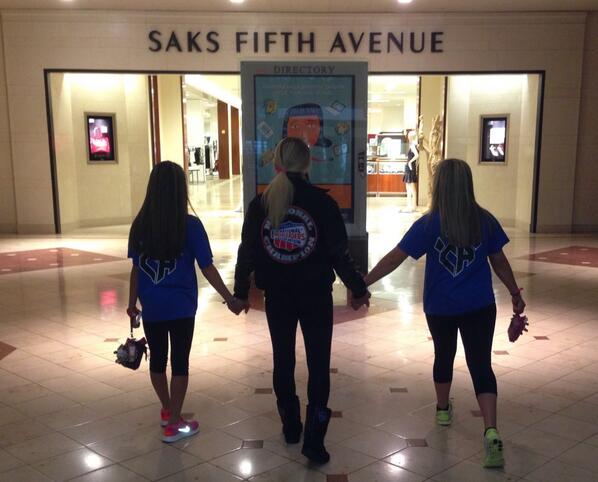 brookenewby_1's tweet photo. #travelcats @KailyeBrahe @Presleydugg 👯👛 http://t.co/dZrMPB4sFY
