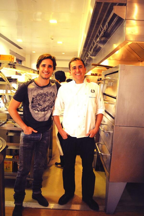 JGGrillMexico's tweet photo. @DiegoBoneta con nuestro Chef @MaycollCalderon antes de hacer su portada para @EstiloDF #jggrillexperience http://t.co/Ym8Q1hbCca