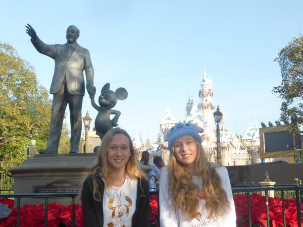 _melissaclaire_'s tweet photo. You know it's going to be a great year when you spend New Years Day in Disneyland 💙💚💛💜💖⭐🎉2014 #memories #Disneyland http://t.co/OfMHQ8WLPj