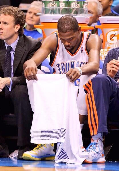 KDsHeadTowel's tweet photo. Thanks for the pep talk @KDTrey5 mid game! We make a good team. Just a man and his towel. #thunder #yearofthehorse http://t.co/X3zHhnOghh