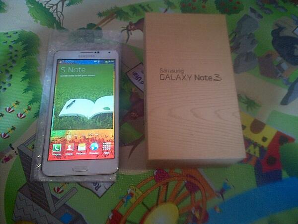 StandaloneIce's tweet photo. Ready note 3 BM ori ,, 3,2 jt,, ª∂ά��̣̣ juga yg supercopy 2,9 ,, yuk mariii,, tanya2 jg boleh http://t.co/GtRLxzadTh
