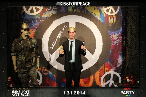 CCKTECH's tweet image. I #KissForPeace at #ESPNTHEPARTY with @AXE