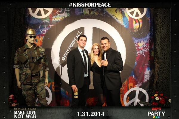 CCKTECH's tweet image. I #KissForPeace at #ESPNTHEPARTY with @AXE