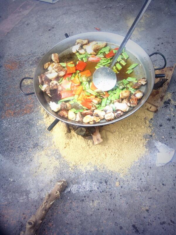 PenyaAlborota's tweet photo. En las paellas de Sant Blai ✌ http://t.co/3QpVGWXUok