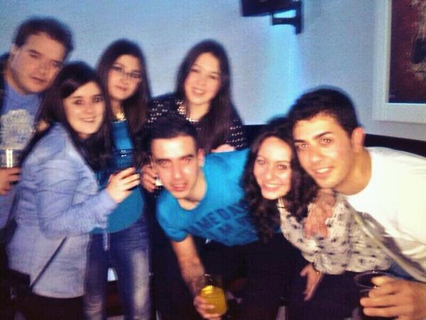 SilviapeAlonso's tweet photo. "@LaraRSociedad: Olee esa gente de Sanvi :)) @SilviapeAlonso @Andreabh3 @nayi_95_ #quintos! http://t.co/3sRxU0V7sr"