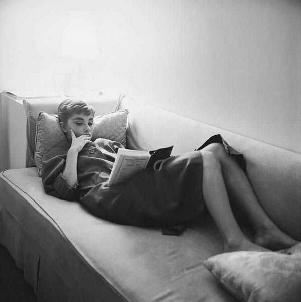 La_Rambleta's tweet photo. Los sábados desayunamos entre libros... #BonDia #ReadingIsSexy http://t.co/qmVWw2LuY8