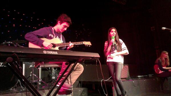 vclschool's tweet photo. Bandjes en dans op het podium van de aula tijdens #vclopendag http://t.co/4Yk7Oepxn8