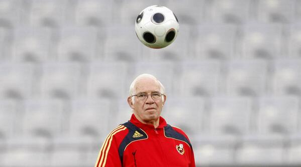 el_pais's tweet photo. Muere Luis Aragonés, el inventor de La Roja http://t.co/sdL9o9FLRP Repaso en imágenes a su trayectoria http://t.co/7LyCw76WXJ