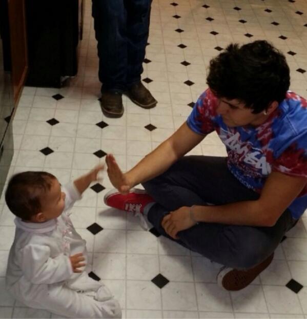 o2Iimagines's tweet photo. imagine: jc playing with a baby then hugs you and kisses your forehead and says, "i cant wait to have one with you" http://t.co/9XrlqaB8Vz