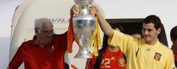 ReaI_Madrid_CF's tweet photo. Descansa en Paz, Luis Aragonés, el mundo del Fútbol nunca te olvidará, DEP. http://t.co/56ChvqCTGa