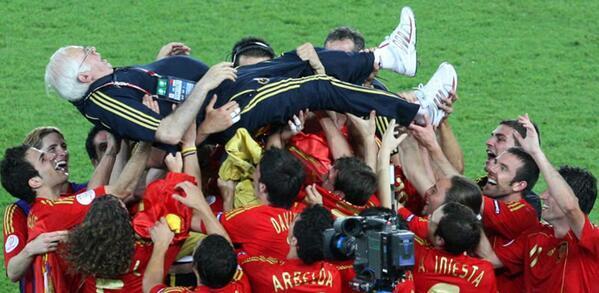 LoMejorDeFB's tweet photo. Luis Aragonés fallece a los 75 años. Se nos va un grande, nunca te olvidaremos. #HastaSiempreLuis http://t.co/A5U62j5OFa