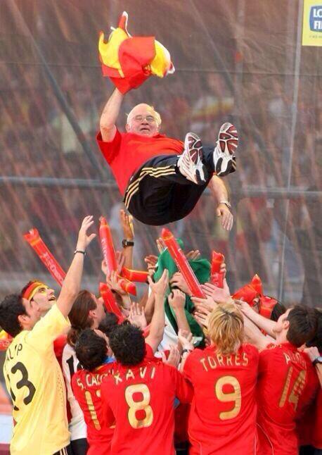 Kristian17gh14's tweet photo. Se nos a ido un grande...Luis Aragonés,tu fuiste el principio dando sentido a LA ROJA, D.E.P http://t.co/9ewPt5RTQp