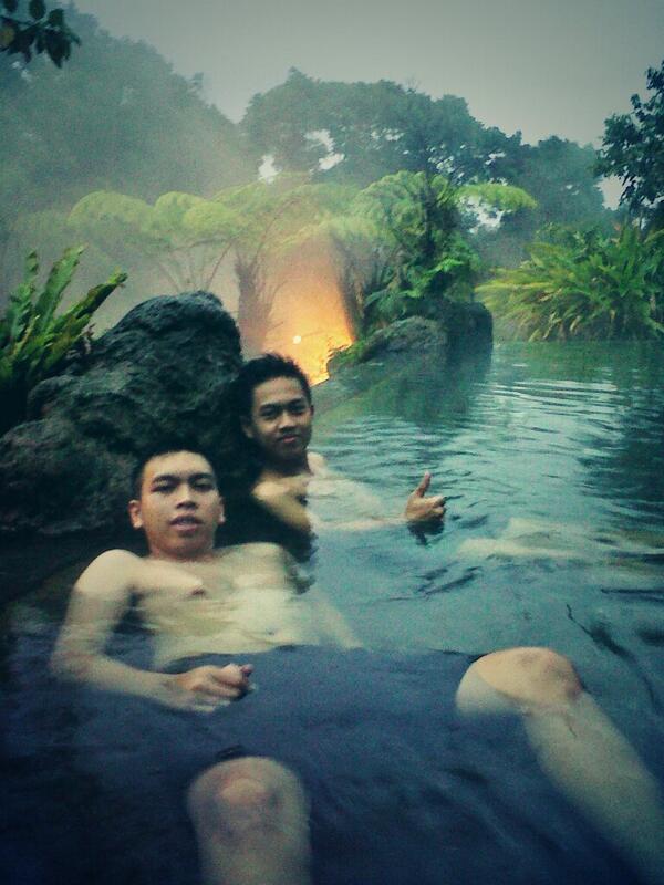 wisnutimbul's tweet photo. Airnya lebih dari hangat, houh!! @MuamarAldo @_rhiyan_ http://t.co/IWV6bmj3em