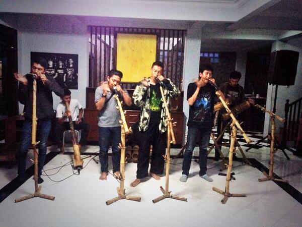 <a href="/LayungHideung95/">Layung Hideung</a> persiapan pentas #KKK Konser Kelas Karinding malam ini di Common Room.