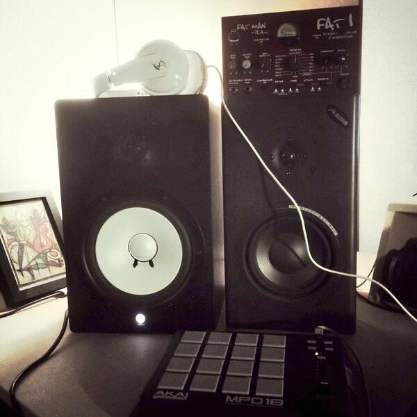 MicRighteous's tweet image. At #theboneyard puttin in work with @TokyoNeonTONE these @TinchyStryder cans are making it all the more pleasurable!!