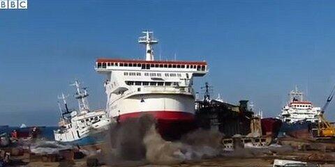 fede_simi's tweet photo. This is what happens when a ferry doesn't stop in time http://t.co/ntodBPKLBw”. You must be careful also driving a ferry! @rosminigrfab4