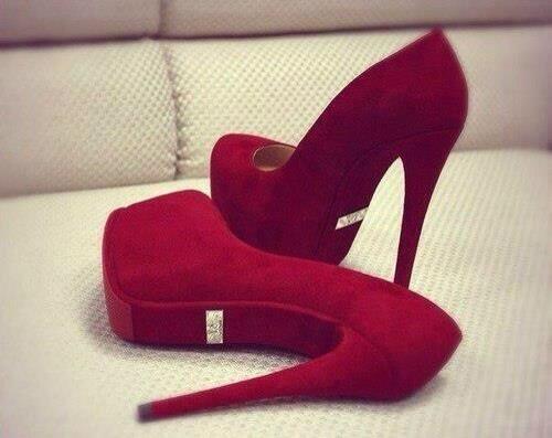 Tweetsmodex's tweet photo. Ses talons rouges. >>>>>>> http://t.co/zBLqFhBqMc