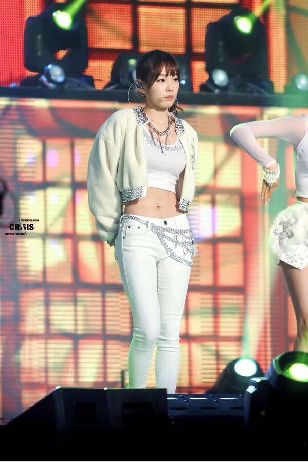 elaine_toha's tweet photo. "@findSNSDhere: Taeyeon's flat stomach so adorbs!! http://t.co/dK4AfRE496"