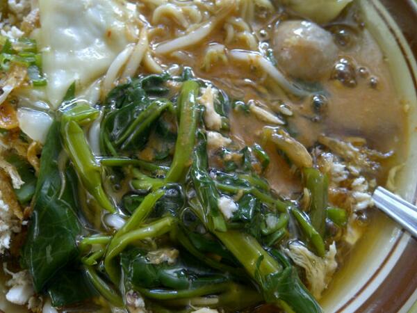 Knp non? RT <a href="/luanqueen/">Lulu Annisa</a>: Lomiieee :G"<a href="/Kuliner_Bandung/">Kuliner Bandung</a>: Via <a href="/SokDahar/">SokDahar</a>: Lomie di pujasera banda, depan BPK penabur ""