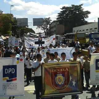 Prensacpnb's tweet photo. "Si a la Paz NO a la VIOLENCIA" consigna por los niños de las escuelas de iniciacion de la #PoliciaComunal http://t.co/4tlX9Nstt0