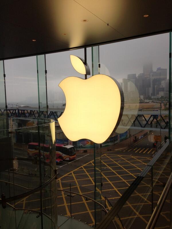 2013Erichere's tweet photo. apple store http://t.co/sdDjHIpKrT