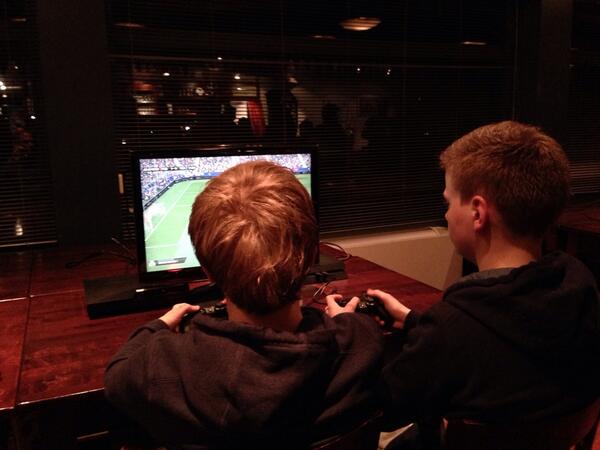 JSloten's tweet photo. “@FIFAlive: Leon (links) kom op een 1-0 voorsprong in de 65e minuut @drachtsterboys #fifa14 #toernooi http://t.co/HR4yKkx3NQ” weet je nog? 😂