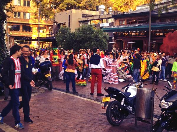 AlbertoPaezB's tweet photo. El carnaval de mi quilla linda en Bogotá!! @CarnavalBAQ2014 http://t.co/lKcr15Dot5