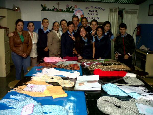 Exposición de Tejido en Telares, estudiantes del AMD con la Profesora Elsa Aguilar