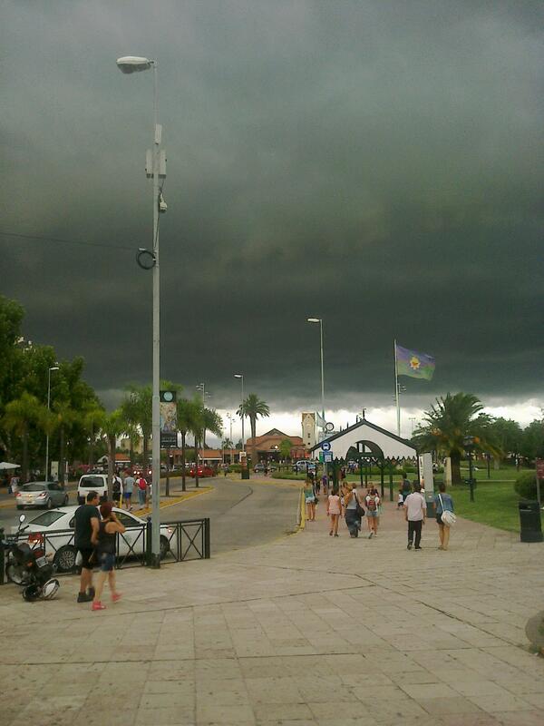 San_chanys's tweet photo. Llego la tormenta a tigre @mariomassaccesi http://t.co/RPzWAEbDMX