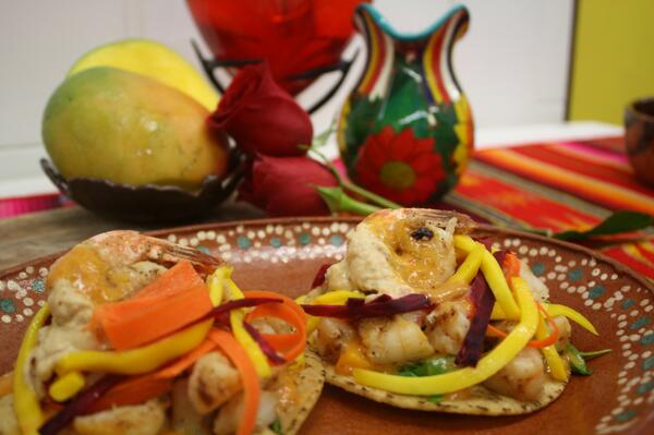 juansrestaurant's tweet photo. Tostadas para enamorados:camarones, chipotle, mango, salsa de cacahuete betabel y zanahoria rallada” @Chef_Mondragon http://t.co/ivCAinjJWZ