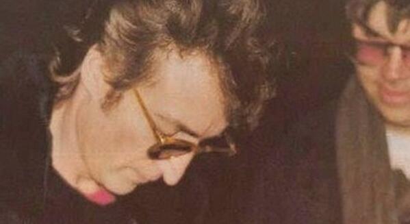 DaniMateoAgain's tweet photo. “@amaiurelizari: firmando a su asesino 5 horas antes de ser tiroteado en el mismo lugar de la firma http://t.co/bdDfO2NeyM” El bien y el mal