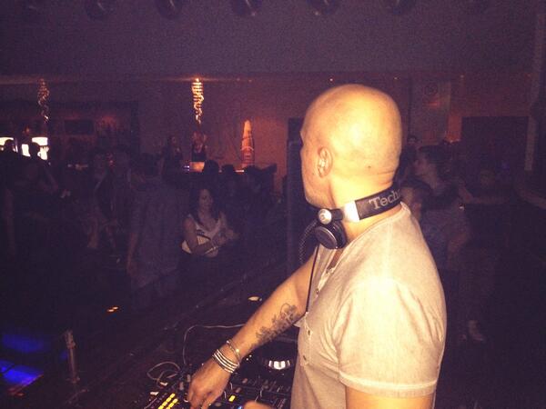 Discoteca_Life's tweet photo. Applausi applausi... @MGubellini sta tirando giù il locale! #SerataTop #TopDj http://t.co/ASmKbwwls6