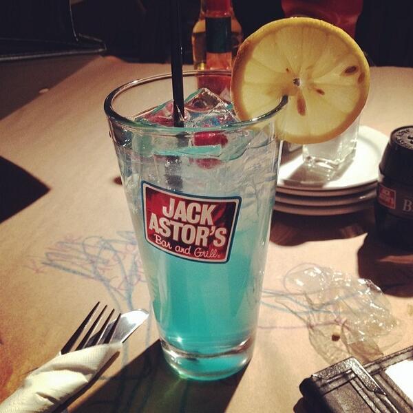 Whit_by's tweet image. @whit_by by meganturner_ Dinner date with the best friend &amp;amp; mamaa ❤️ #blueraspberrylemonade #drinks #love #saturd...