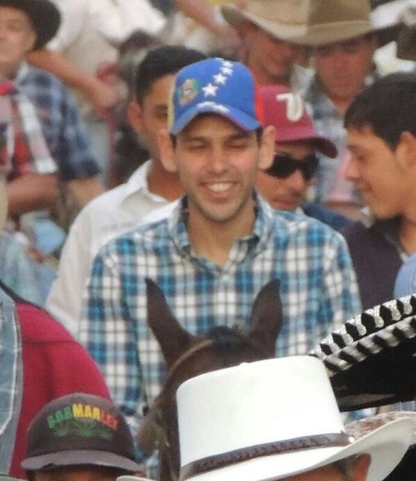 camobe2's tweet photo. Mientras los estudianticos joden,el alcalde de merida @CarlosGarc1a se ve preocupadisimo en la cabalgata ferial. http://t.co/kpHS2wRv3a
