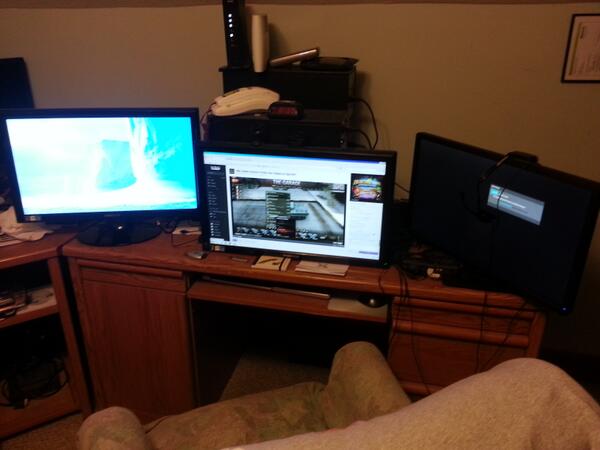 jerrit1's tweet photo. @WGLNA I play with three monitors at resolution 5760x1080 ...sorry, no pics of my cat. http://t.co/hAidLkEvXa