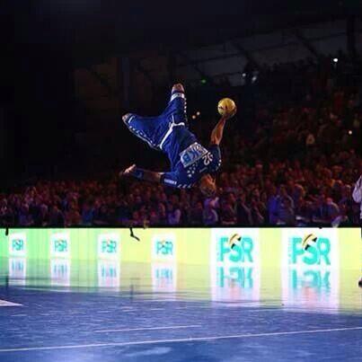 Luismilopez5's tweet photo. GRAN FOTO de Raúl Santos, jugador Gummersbach, en el AllStar alemán. Puro espectáculo. 
vía @PasionHB http://t.co/RqPAJqLHR9