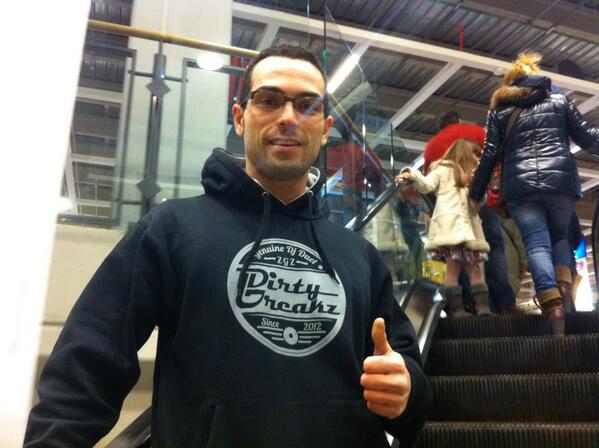 DirtyBreakz's tweet photo. El Dj @ikicervantes ya tiene sus sudaderica de @DirtyBreakz y la va gozando por ahí! http://t.co/uUcAaV4mb6