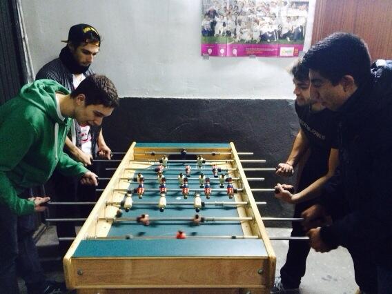 AndreuStifler's tweet photo. De futbolines antes de zoo @xarlylokes @The_ninjapengui @AlbertoVado @HesuEsu @94_pablito @carlokodj #Santi http://t.co/a146RytwBT