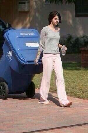 LuciousKi's tweet photo. Selena taking her music for a walk. http://t.co/WxDPIl41q2
