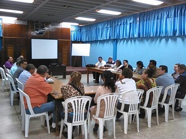 unidadcidez's tweet photo. Reunión de la Unidad en la Seccional Costa Oriental del Lago. @unidadciv @CIDEZ  @marcialmarquez @HernanMenbri http://t.co/cDT3g0VjLV