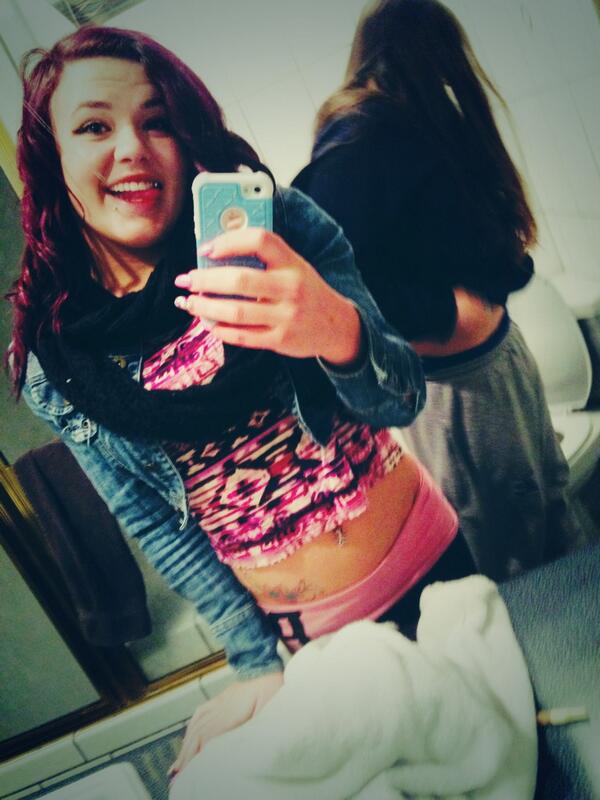 rebekahariana's tweet photo. me and my friend last night π» #mirrorpics #friends #drunkey http://t.co/khKmYUgsQK