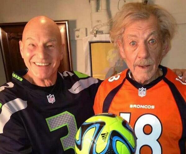 iauraB's tweet photo. El profesor X y Magneto listos para el Superbowl. Hace 1 mes yo dije que ganaría Seattle y ansina será. http://t.co/8tgZiXheAt
