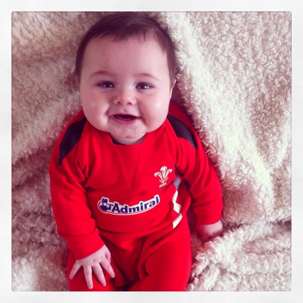 LauraWills19's tweet photo. Mini Wales Supporter ❤️😍 #welshrugby #wales #sixnations http://t.co/lx5ZBvwRkm